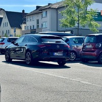 Schwarzes vorbeifahrendes Auto mit Lk-Kennzeichen