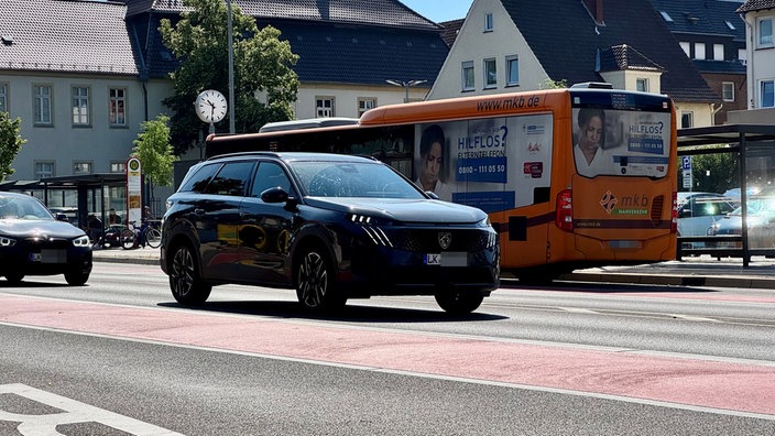 Vorbeifahrende Autos und ein Bus mit Lk-Kennzeichen