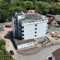 Fünf stöckiges Mehrfamilienhaus