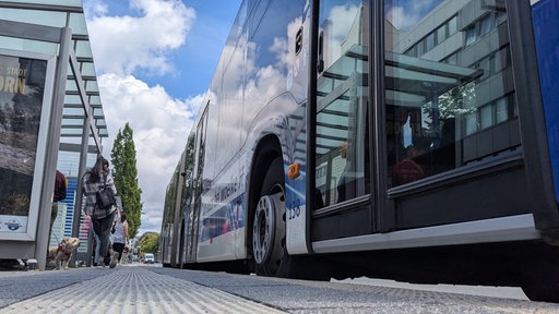 Ein Bus hält an einer Haltestelle in Paderborn.