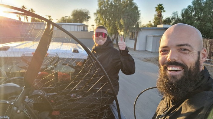 YouTuber Dave und Paramotorpilot Marlon Jonat werden zum Startpunkt gebracht.