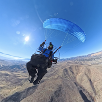 Paramotorpilot Marlon Jonat fliegt über die USA.