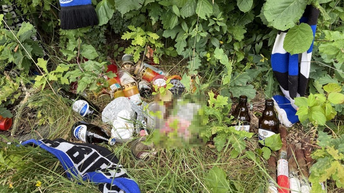 In einer Weise liegen Kerzen, Schals und Fotos, um zu Gedenken.