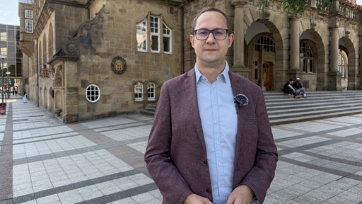 Ein Mann, Steve Kuhlmann, schaut in die Kamera.