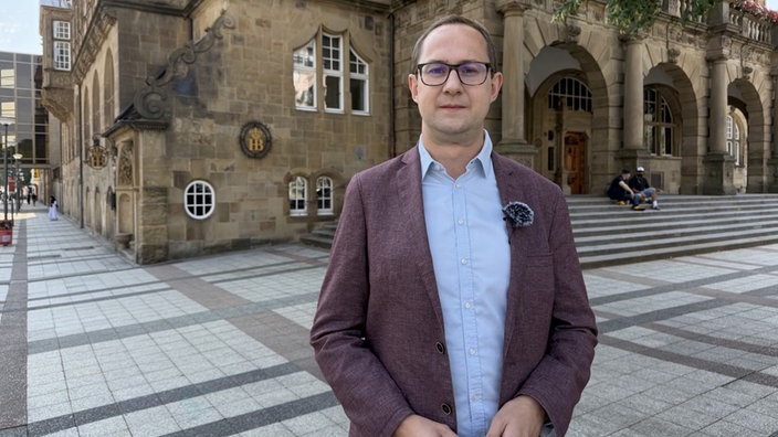 Ein Mann, Steve Kuhlmann, schaut in die Kamera.