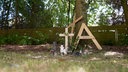 Zwei hölzerne Kreuze und ein A aus Holz vor einem Baum in Bielefeld Baumheide.
