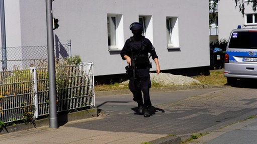 Spezialeinsatzkraft der Polizei am Tatort