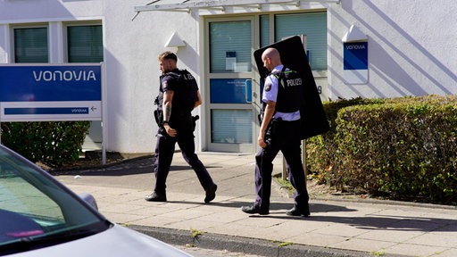 Polizisten am Tatort