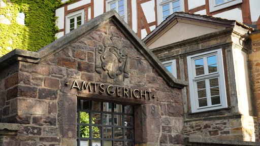 Altes Gemäuer mit goldenem Schriftzug Amtsgericht