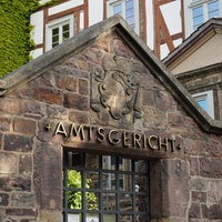 Altes Gemäuer mit goldenem Schriftzug Amtsgericht