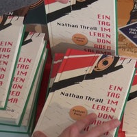 Viele Bücher, die auf einander gestapelt sind.