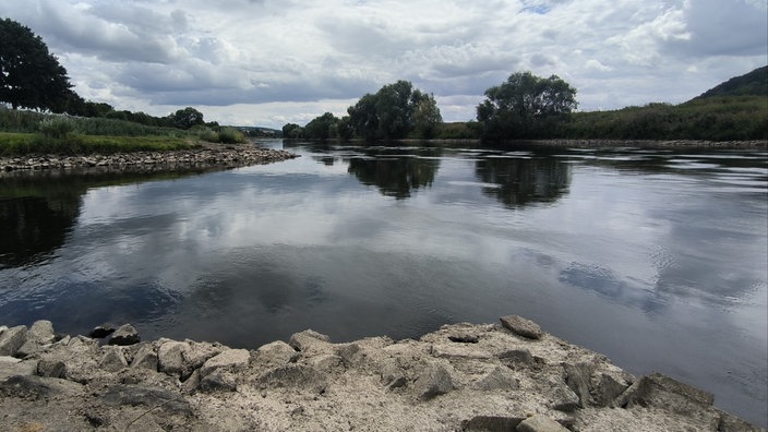 Flussbett zeigt die Weser am Einstiegsbereich von Wassersport Höxter.