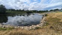 Flussbett zeigt die Weser am Einstiegsbereich von Wassersport Höxter.