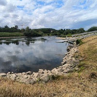 Flussbett zeigt die Weser am Einstiegsbereich von Wassersport Höxter.