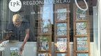 Blick von außen durch das Schaufenster des tpk Verlags auf die ausgestellten Wimmelbücher, links im Bild Roland Siekmann.