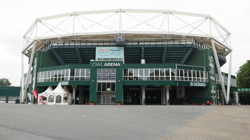 Ein Sportstadion, die OWL-Arena, bei Tag.