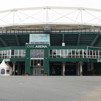 Ein Sportstadion, die OWL-Arena, bei Tag.