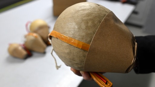 Kugelbombe in der Hand