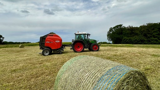 Ein Traktor steht auf einem Feld.