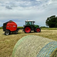 Ein Traktor steht auf einem Feld.