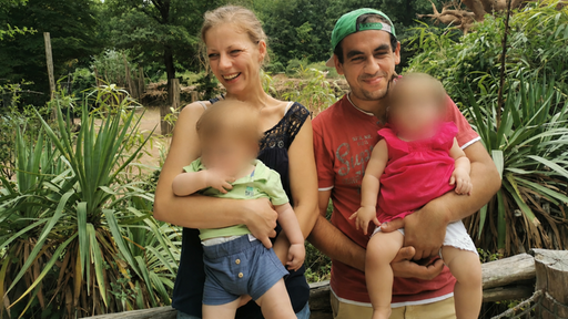 Maria und ihr Mann Dominik halten ihre beiden Kinder in dem Arm.