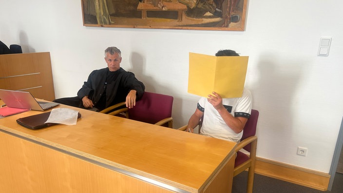 Der Angeklagte (rechts) mit seinem Strafverteidiger Philipp Allhoff vor dem Soester Amtsgericht.
