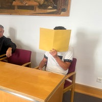 Der Angeklagte (rechts) mit seinem Strafverteidiger Philipp Allhoff vor dem Soester Amtsgericht.