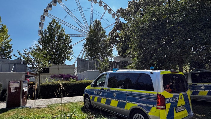 Großer Polizeiwagen vor dem Volksfest