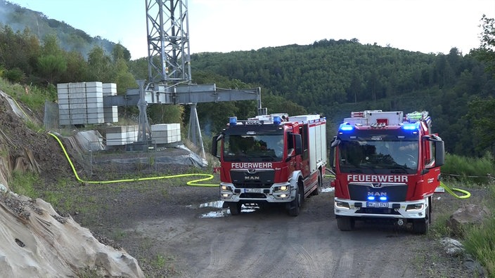 Einsatzwägen der Feuerwehr am Brandort