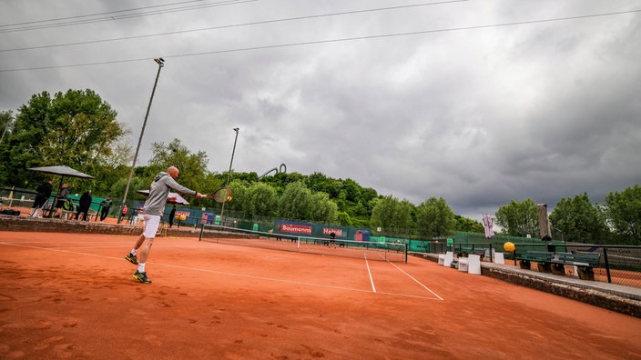 Ein Tennisplatz bei trübem Wetter