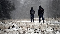 Wanderer gehen auf dem Kahlen Asten durch die Schneelandschaft.