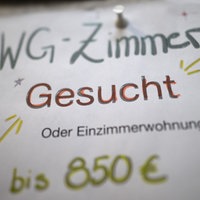 Ein Aushang für die Suche eines WG-Zimmers