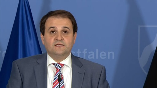 Nathanael Liminski stellt die Ergebnisse nach Gesprächen mit Karnevalsvertretern vor. 