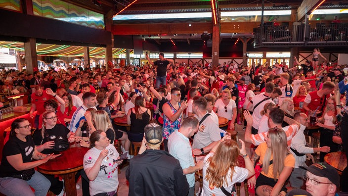 Party bei der Wiedereröffnung des renovierten Bereichs einen Tag vor Beginn der Saison im Bierkönig an der Playa de Palma