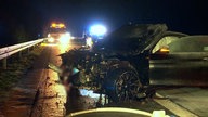 Unfallauto steht auf der Autobahn bei Nacht
