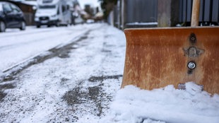 Ein Schneeschieber auf einer verschneiten Straße