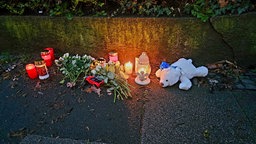 Blumen, Kerzen und Teddybär als Gedenken an das Opfer des Messerangriffs