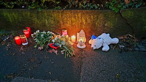 Blumen, Kerzen und Teddybär als Gedenken an das Opfer des Messerangriffs