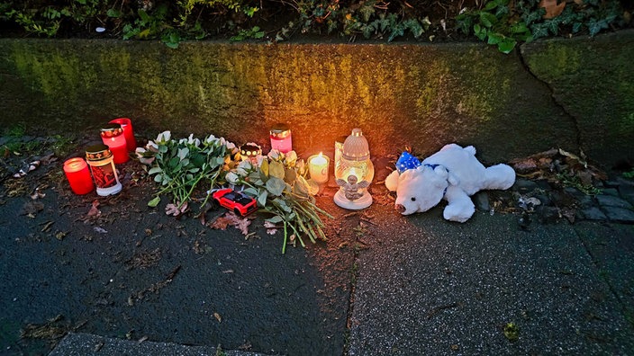 Blumen, Kerzen und Teddybär als Gedenken an das Opfer des Messerangriffs