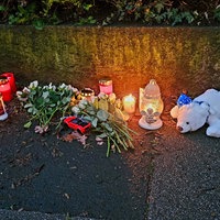 Blumen, Kerzen und Teddybär als Gedenken an das Opfer des Messerangriffs