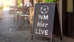 Schild vor einem Restaurant mit Public Viewing Live Übertragung