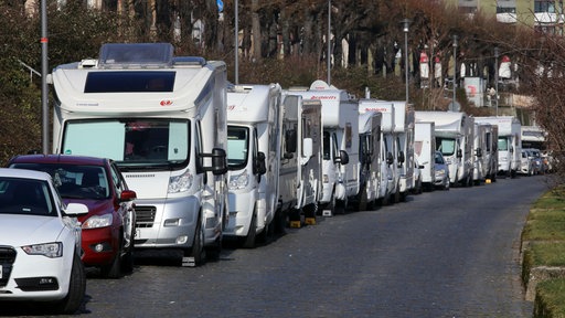 parkende Wohnmobile am Straßenrand