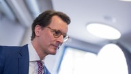 Hendrik Wüst (CDU), Ministerpräsident von Nordrhein-Westfalen, äußert sich in der Junior Uni zu Rücktrittsforderungen aus den Reihen der CDU an die Bundesfamilienministerin Spiegel (Grüne). 