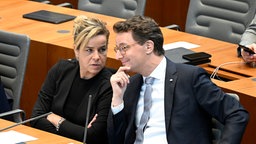 Ministerpräsident Wüst und Wirtschaftsministerin Neubaur während der Unterrichtung des Landtags
