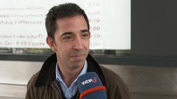 Ein Mann im WDR-Interview
