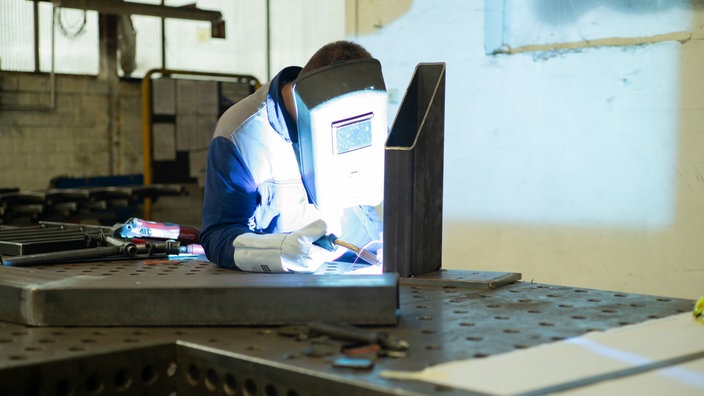 Julius Lümmen, Juniorchef von Metallbau Janßen in Xanten lötet Metall