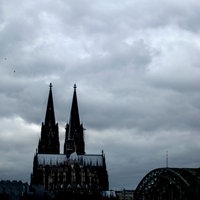Die Spitzen des Kölner Doms vor grauem Himmel