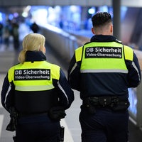 Mitarbeiter der DB Sicherheit gehen durch den Berliner Hauptbahnhof