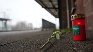 Blumen und Kerzen liegen am Bahnsteig