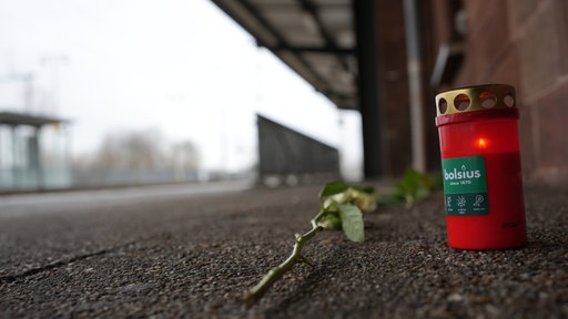 Blumen und Kerzen liegen am Bahnsteig